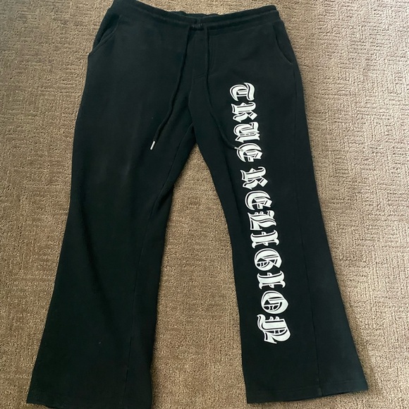 FLOCKED LOGO STACKED SWEAT
PANT - Black | True Religion - Picture 2 of 6